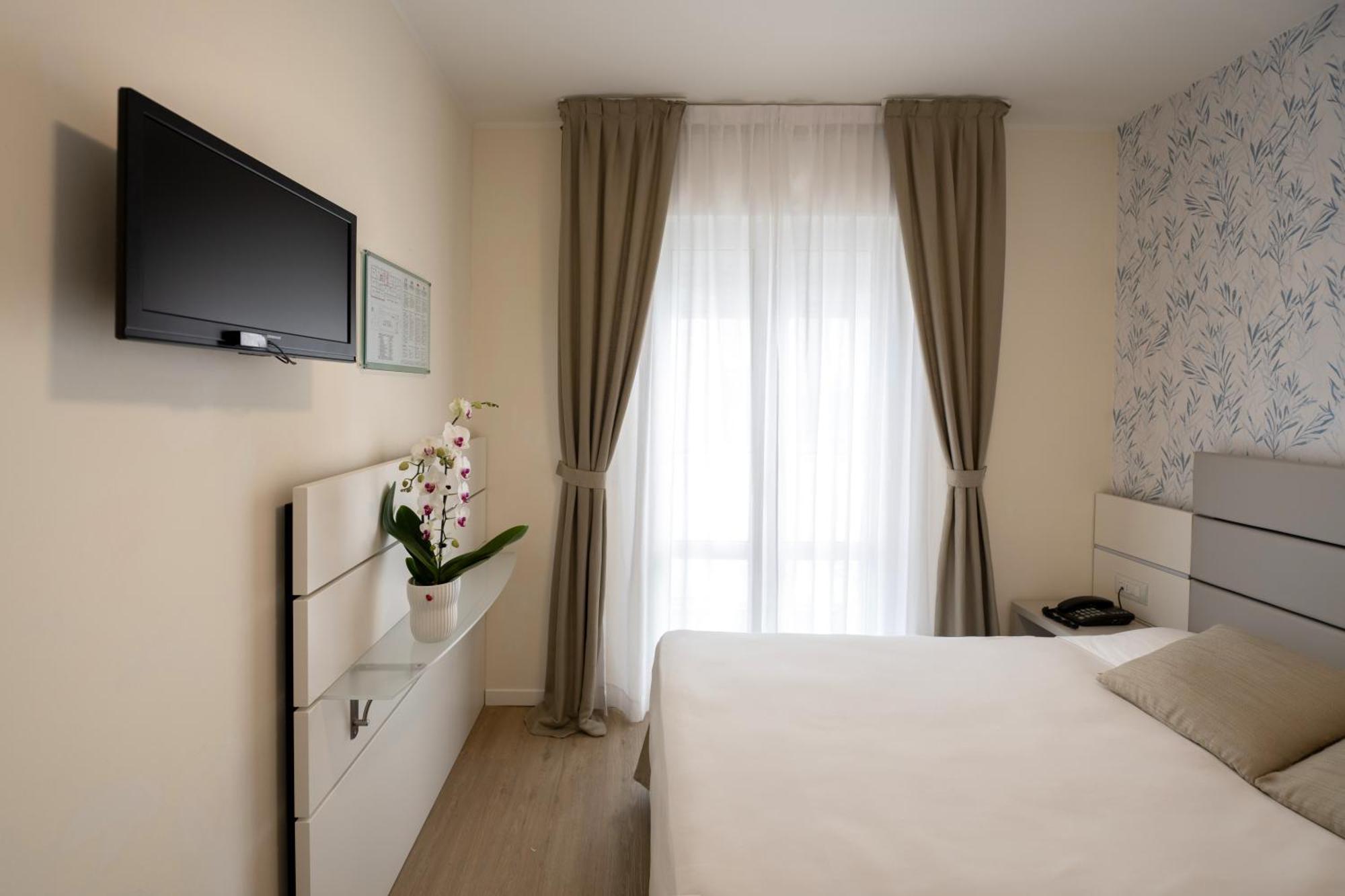 Astoria Hotel 4*